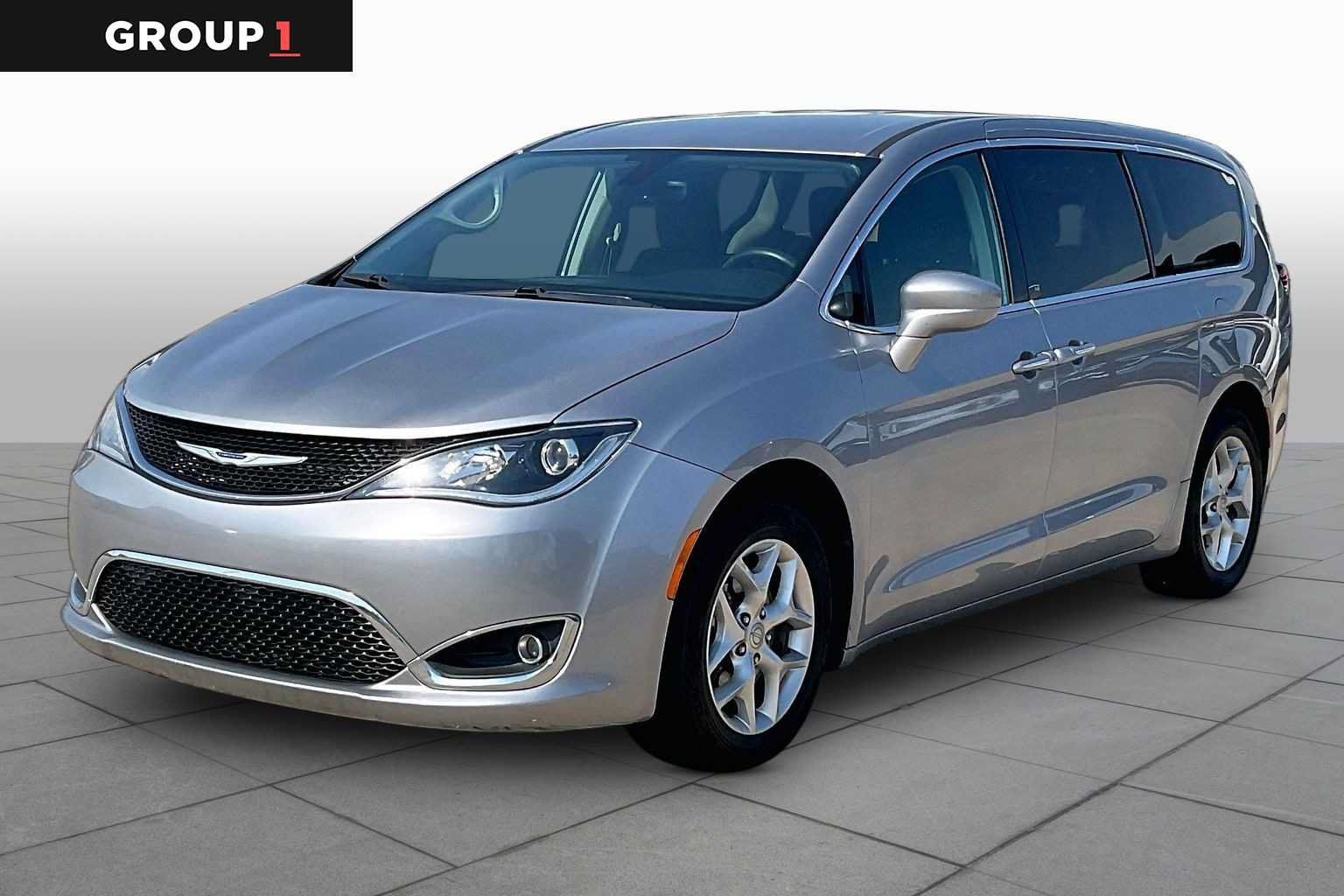 Used 2019 Chrysler Pacifica Touring Plus w/ Tire & Wheel Group FWD image 1