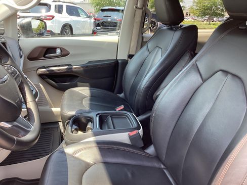 Used 2017 Chrysler Pacifica Touring-L FWD image 12