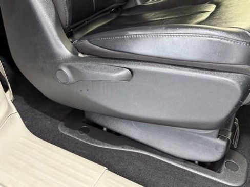 Used 2024 Chrysler Pacifica Select image 24