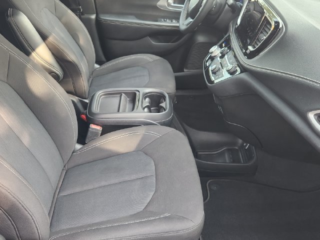 Used 2023 Chrysler Pacifica Touring w/ S Appearance Package FWD image 15