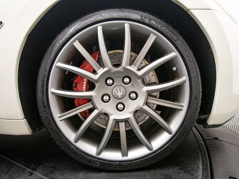 Used 2013 Maserati GranTurismo Sport RWD image 42
