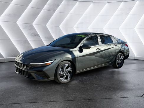 Certified 2025 Hyundai Elantra SEL w/ Cargo Package image 3