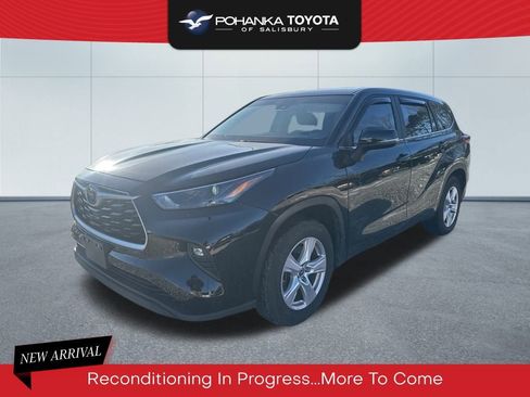 Used 2023 Toyota Highlander LE image 1