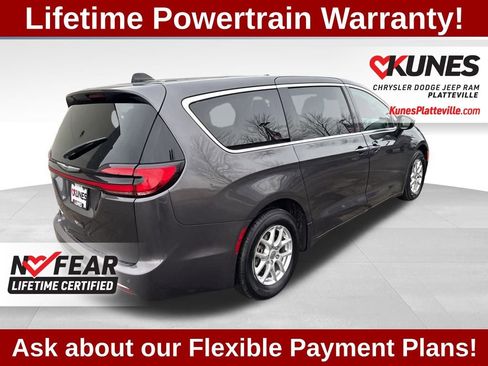Used 2023 Chrysler Pacifica Touring-L image 11