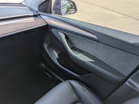 Used 2024 Tesla Model Y 2WD image 17
