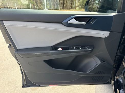 Used 2024 Volkswagen Taos SE image 14