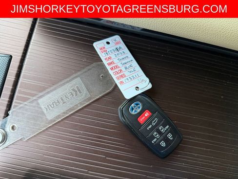 Used 2023 Toyota Sienna XLE w/ XLE Plus Package FWD image 31