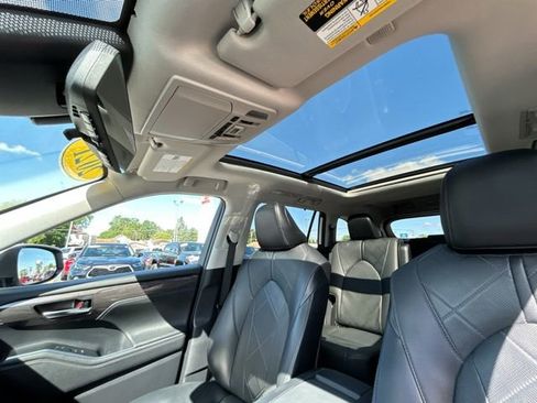 Used 2021 Toyota Highlander Platinum AWD/4WD image 40