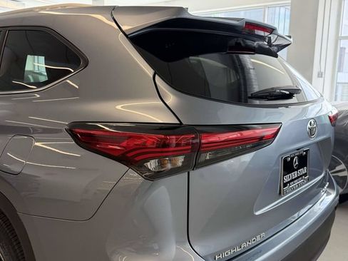 Used 2022 Toyota Highlander XLE AWD/4WD image 10