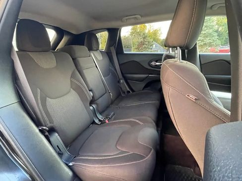 Used 2016 Jeep Cherokee Latitude w/ Cold Weather Group image 17