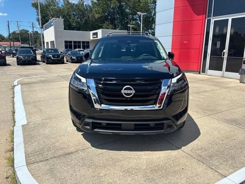 Used 2024 Nissan Pathfinder Platinum FWD image 2