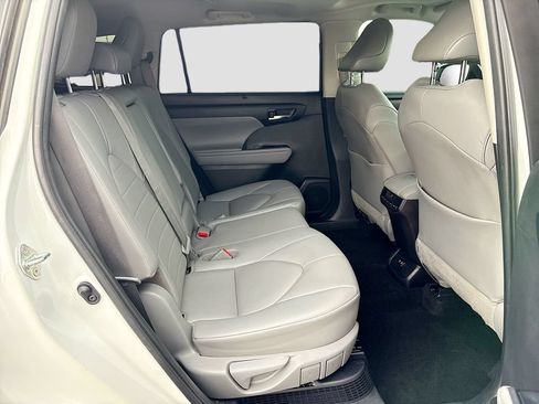Used 2020 Toyota Highlander XLE FWD image 22