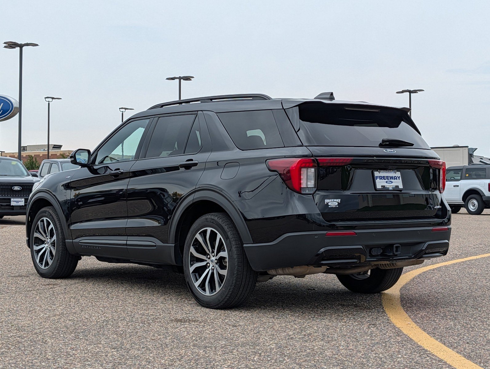 Used 2025 Ford Explorer ST-Line AWD/4WD image 3