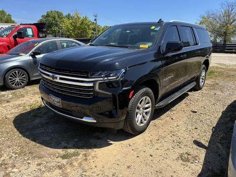 Used 2023 Chevrolet Suburban LT image 3