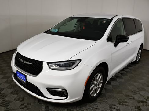 Used 2024 Chrysler Pacifica Touring-L FWD image 8