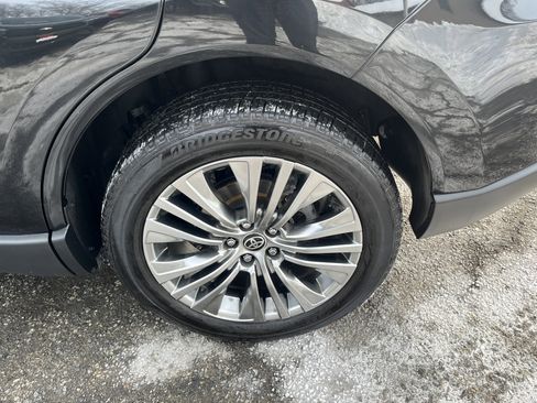 Used 2023 Toyota Venza Limited image 14