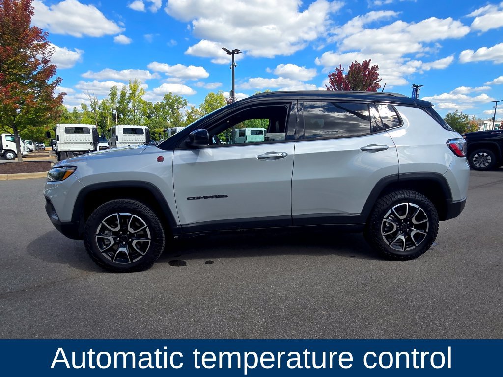 Used 2025 Jeep Compass Trailhawk AWD/4WD image 5