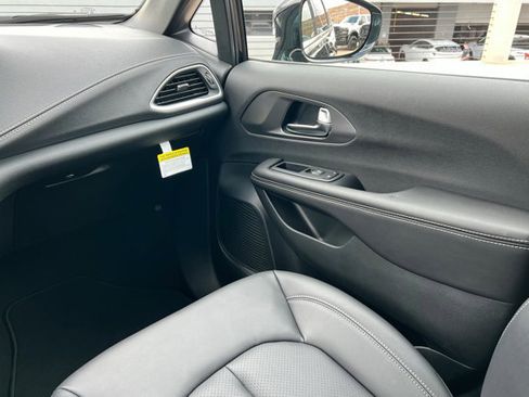 New 2026 Chrysler Pacifica Select FWD image 10