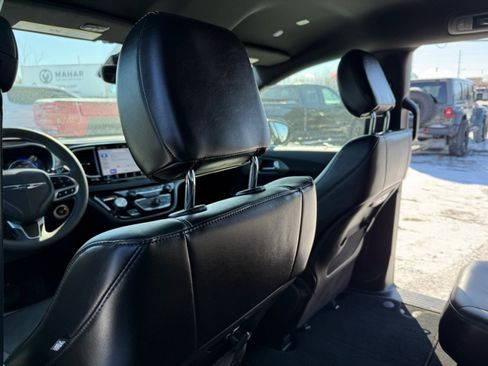Used 2025 Chrysler Pacifica Select image 19