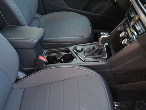 Used 2023 Volkswagen Taos SE w/ Panoramic Sunroof Package image 18