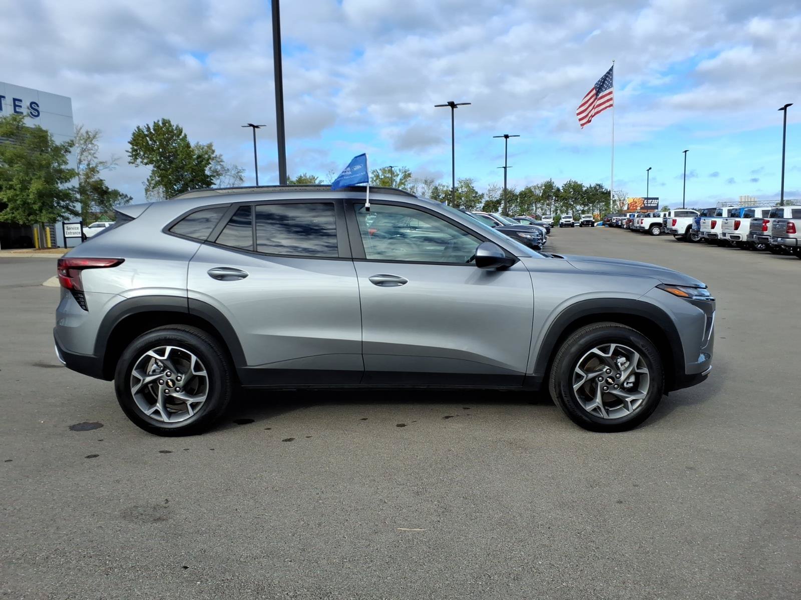 Used 2025 Chevrolet Trax LT FWD image 2