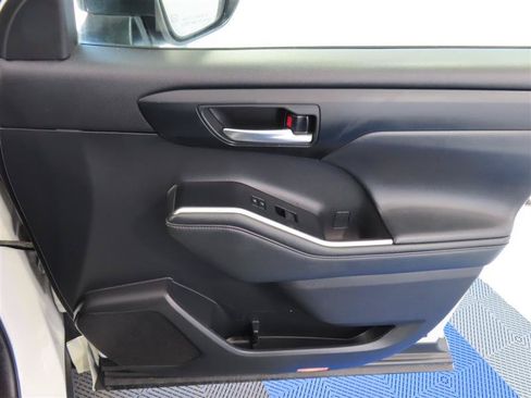 Used 2021 Toyota Highlander XSE FWD image 39