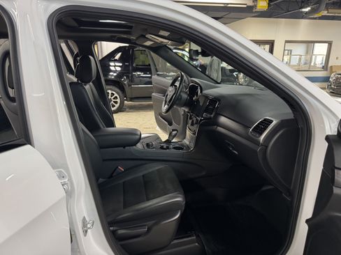 Used 2022 Jeep Grand Cherokee Laredo X image 9