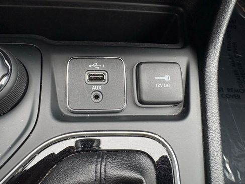 Used 2019 Jeep Cherokee Limited AWD/4WD image 23