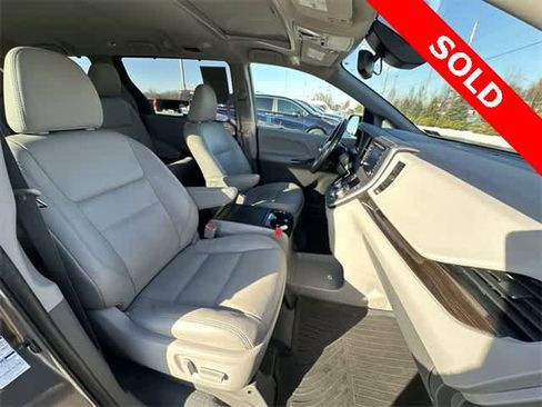 Used 2020 Toyota Sienna XLE image 23