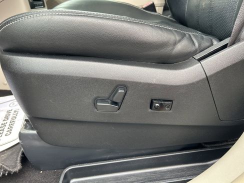 Used 2016 Chrysler Town & Country Touring-L image 24