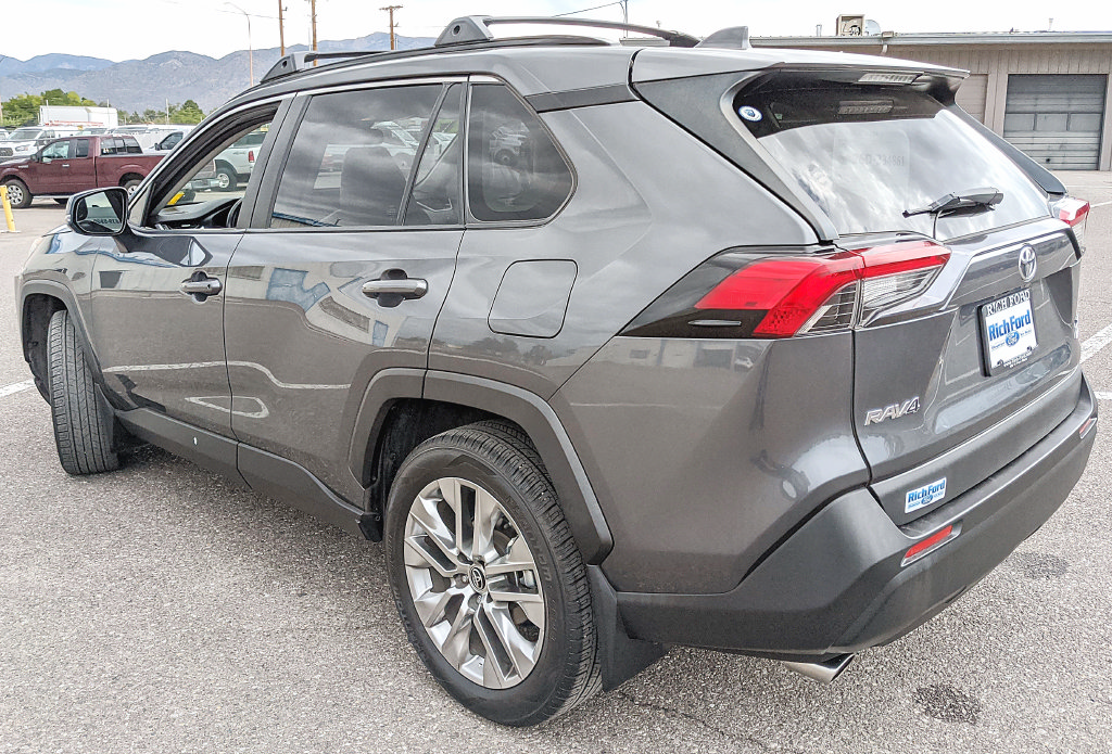 Used 2019 Toyota RAV4 XLE Premium w/ Cold Weather Package AWD/4WD image 4