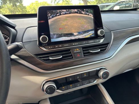 Used 2025 Nissan Altima 2.5 SV FWD image 17