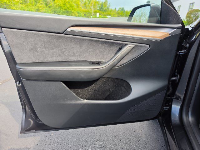 Used 2025 Tesla Model Y Long Range AWD/4WD image 19