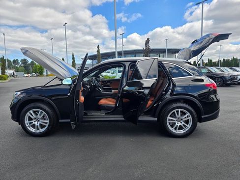Used 2024 Mercedes-Benz GLC 300 4MATIC w/ Driver Assistance Package image 12