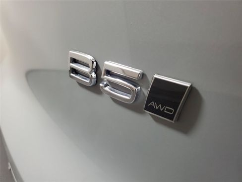Certified 2026 Volvo XC40 B5 Plus AWD/4WD image 7