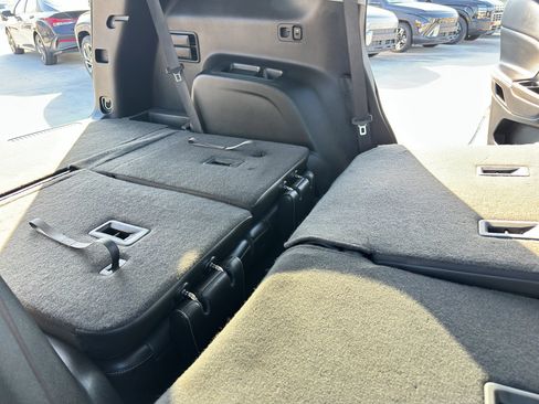 Used 2023 GMC Acadia SLT image 39