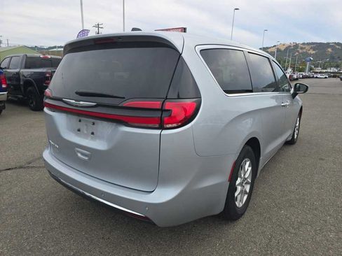 Used 2023 Chrysler Pacifica Touring-L FWD image 3