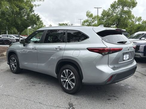 Used 2023 Toyota Highlander XLE FWD image 5