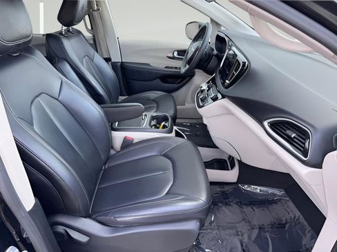 Used 2023 Chrysler Pacifica Touring-L FWD image 29