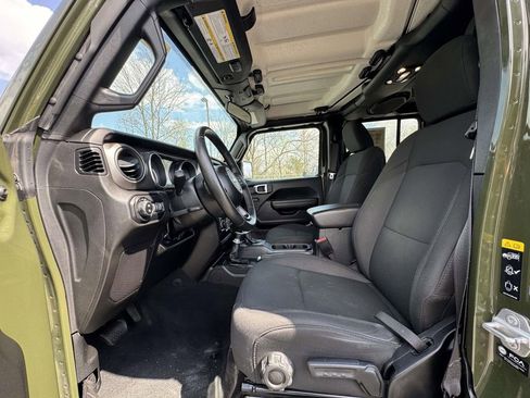 Used 2022 Jeep Gladiator Sport AWD/4WD image 14