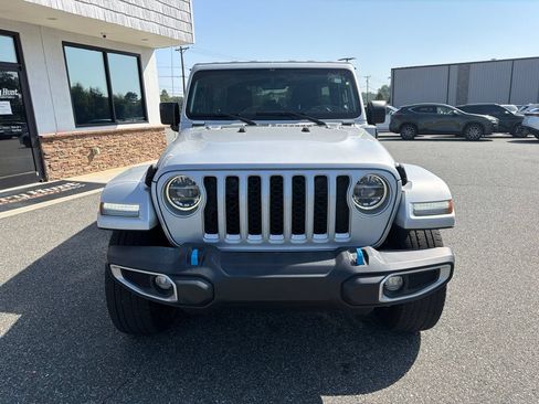 Used 2022 Jeep Wrangler Unlimited Sahara AWD/4WD image 9