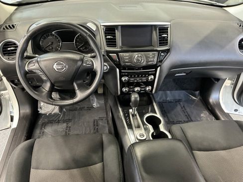 Used 2018 Nissan Pathfinder SV image 17