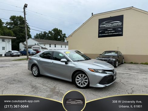 Used 2018 Toyota Camry LE FWD image 1