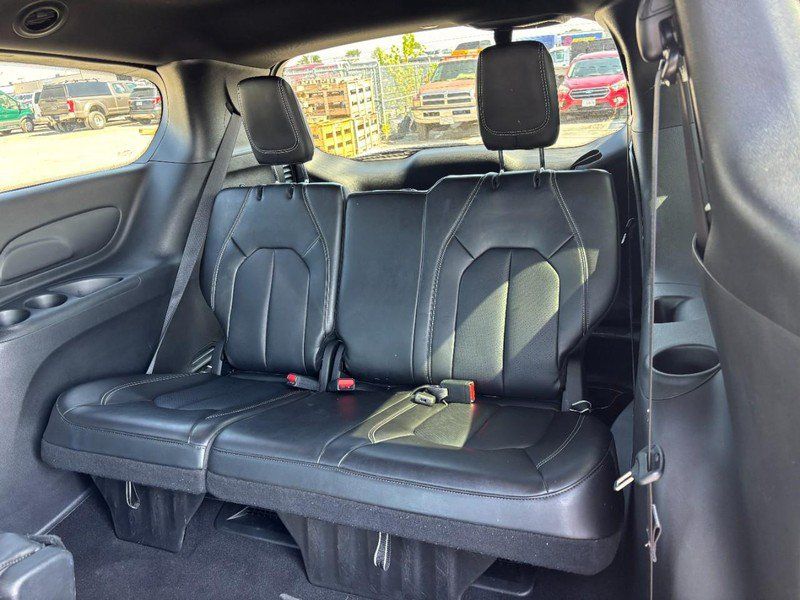 Used 2025 Chrysler Pacifica Select FWD image 13