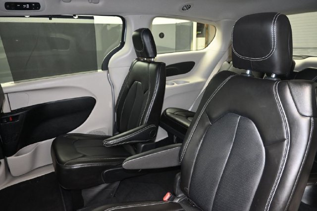 Used 2024 Chrysler Pacifica Touring-L FWD image 13