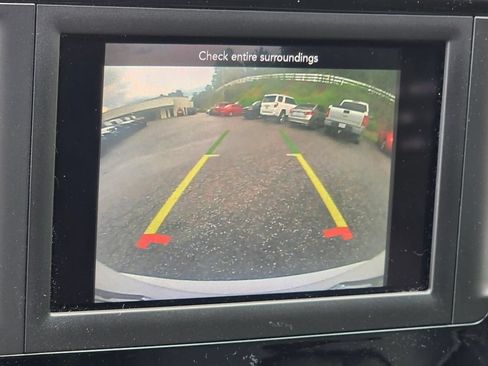 Used 2020 Chrysler Pacifica Touring-L FWD image 9