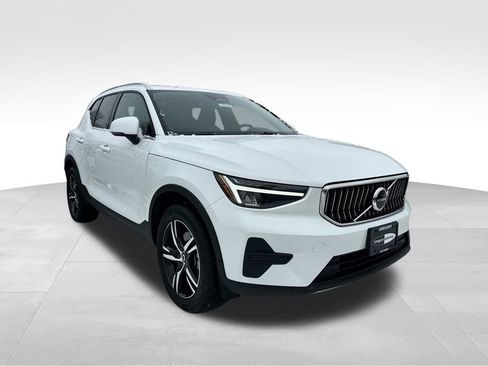 Used 2025 Volvo XC40 B5 Core image 5