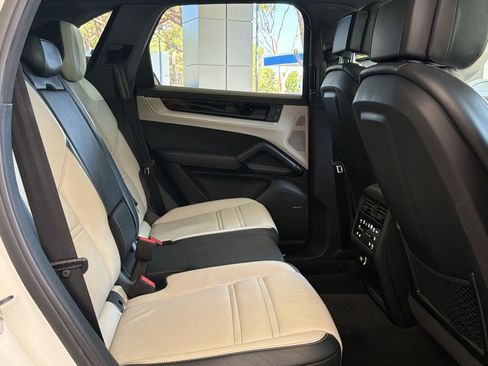 Used 2024 Porsche Cayenne AWD/4WD image 31