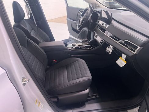 New 2025 Mitsubishi Outlander SE image 15