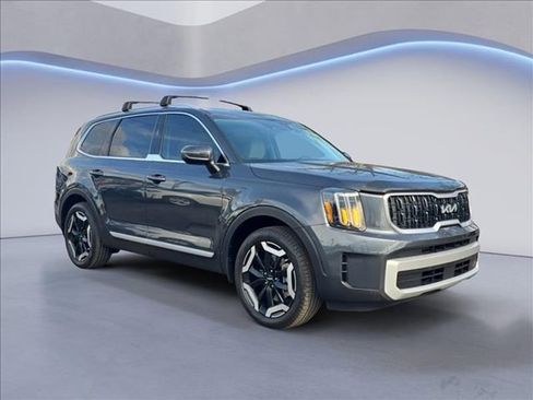 Used 2024 Kia Telluride EX w/ EX Captain's Chair Package image 7
